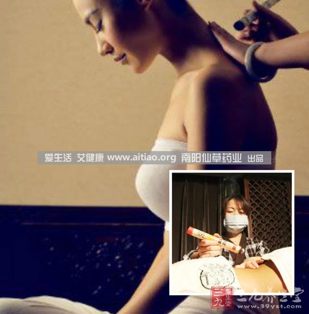 足三里穴是位于外膝的下3寸、脛骨外側(cè)一橫指左右的位置，艾灸10-15分鐘即可，需堅持一段時間，很快可以看到祛濕的效果。